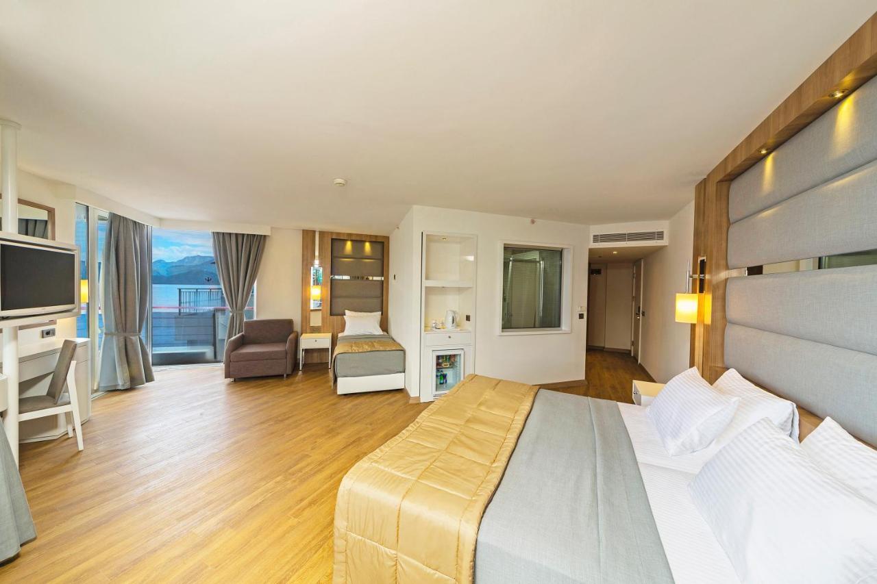 Poseidon Hotel - Adult Only 말마리스 외부 사진
